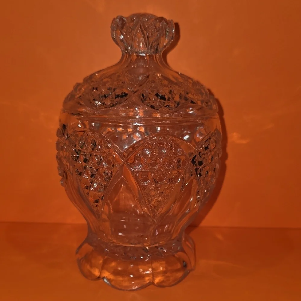 (J30)  Elegant Clear Glass Candy/storage Jar